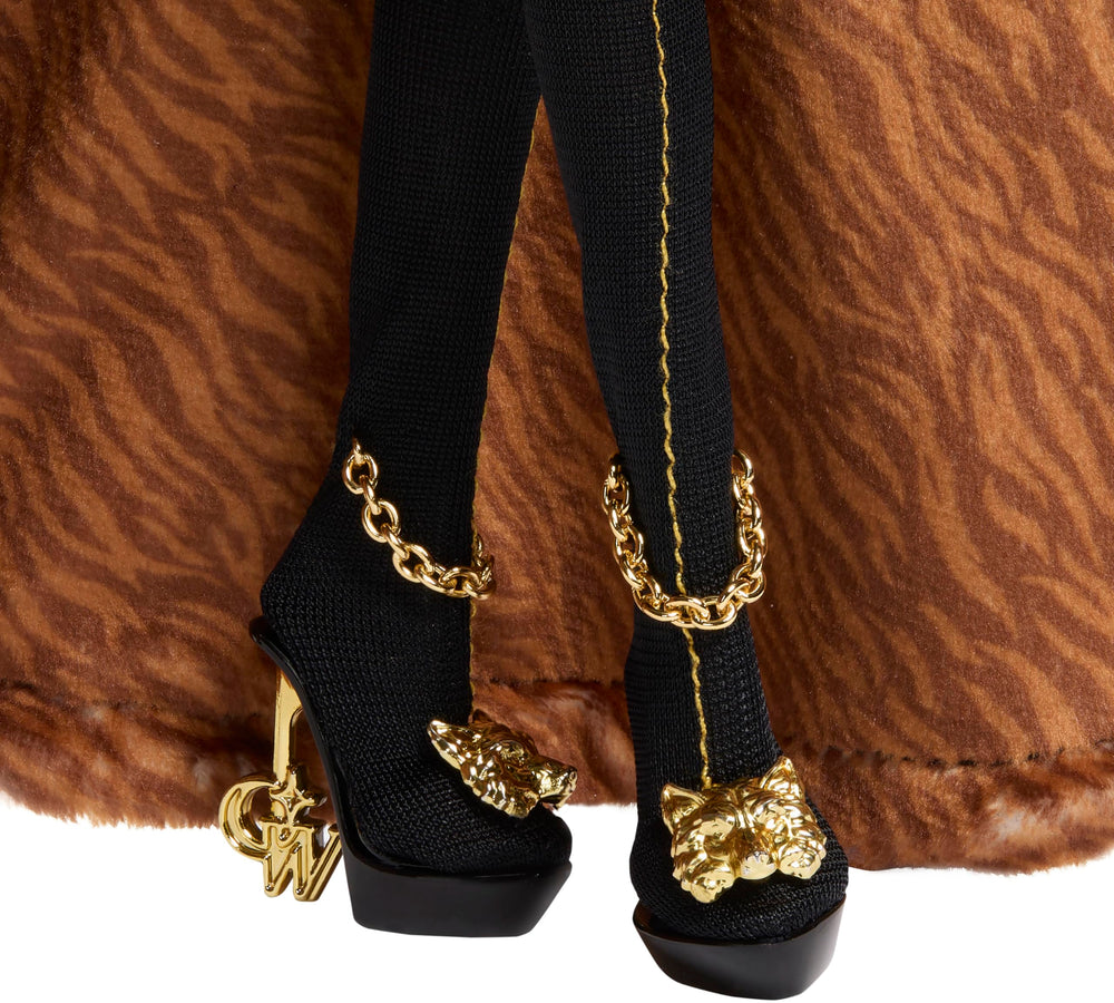 Monster High gold accessories complete the fierce ensemble with shine.