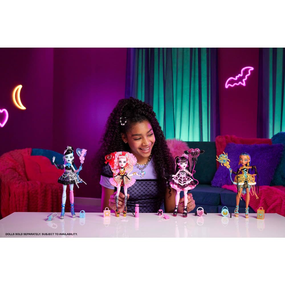 Cleo De Nile with invite and balloon accessories for a pretend party