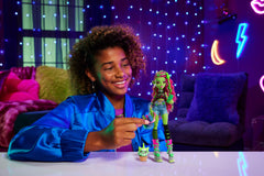 Monster High Venus McFlytrap with Chewlian plant-cat for storytelling adventures.