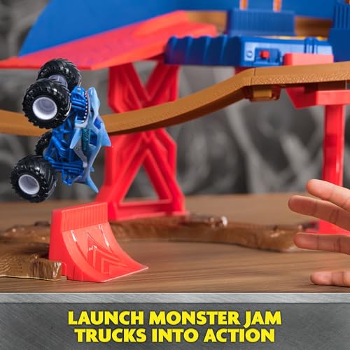Eight-loop track designed for continuous Monster Jam action