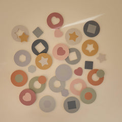 Floating design keeps pieces buoyant and easy to find in the tub