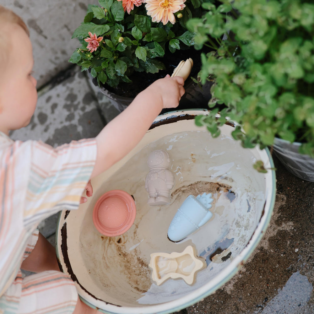 Mushie Space Bath Shooting Star, engaging scene for tub-time exploration.