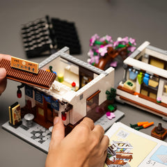 Onederbkk Cherry Blossom House bricks are LEGO-compatible for versatile mixing.