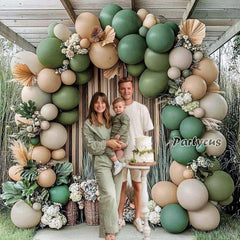 Partycus beige-white-sand balloons provide light contrast for elegant neutral decor.