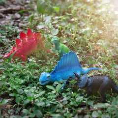 Peruser dinosaur-themed gifts suitable as party favors.