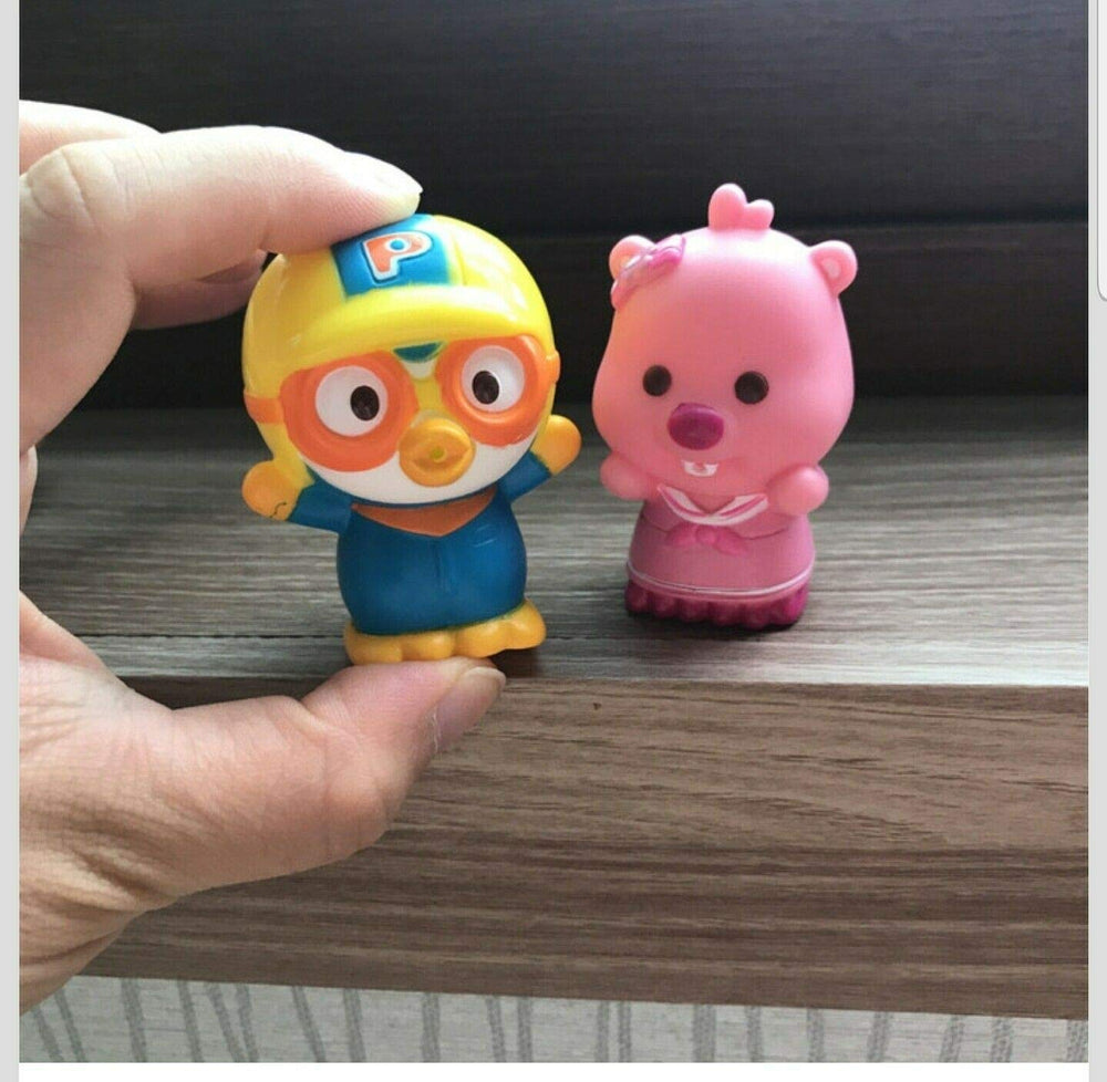 PORORO water-spray features enable interactive bath time water play.