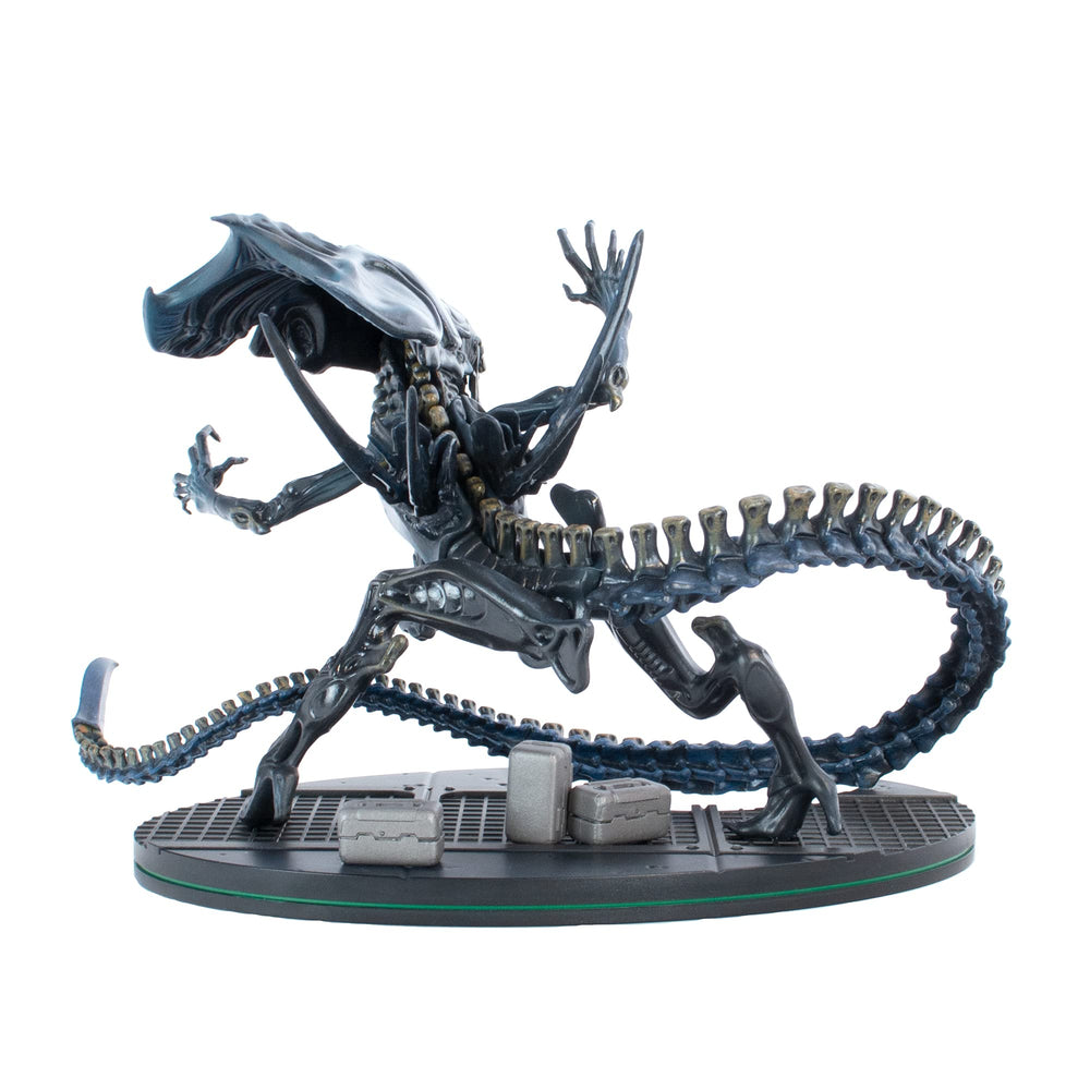QMx Aliens Queen Q-Fig Max Elite diorama base sets a starship setting for immersion.