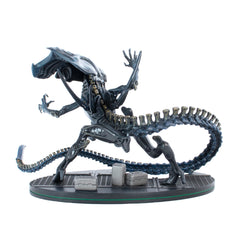 QMx Aliens Queen Q-Fig Max Elite diorama base sets a starship setting for immersion.