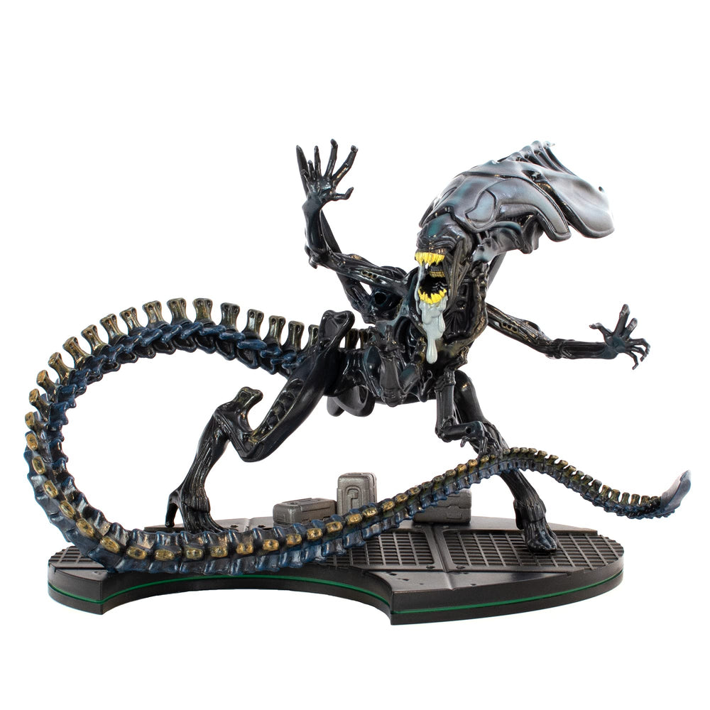 QMx Aliens Queen Q-Fig Max Elite diorama stand highlights towering predator presence for shelves.