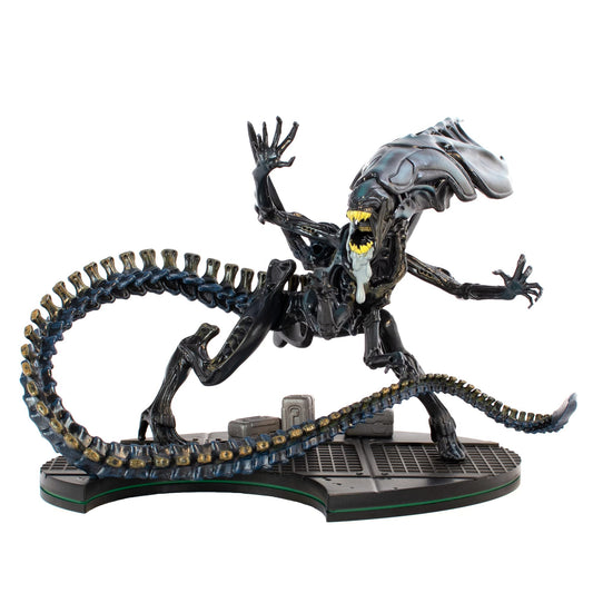 QMx Aliens Queen Q-Fig Max Elite diorama stand highlights towering predator presence for shelves.