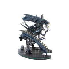 QMx Aliens Queen Q-Fig Max Elite connects with Ripley Q-Fig for paired battle display.