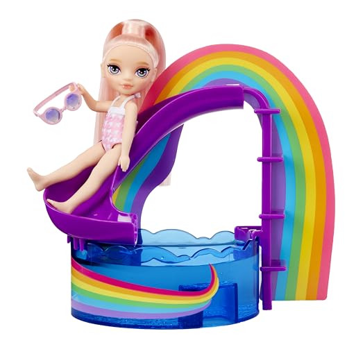 Rainbow High Littles smoothie stand helps kids role-play kitchen moments.