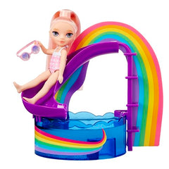 Rainbow High Littles smoothie stand helps kids role-play kitchen moments.