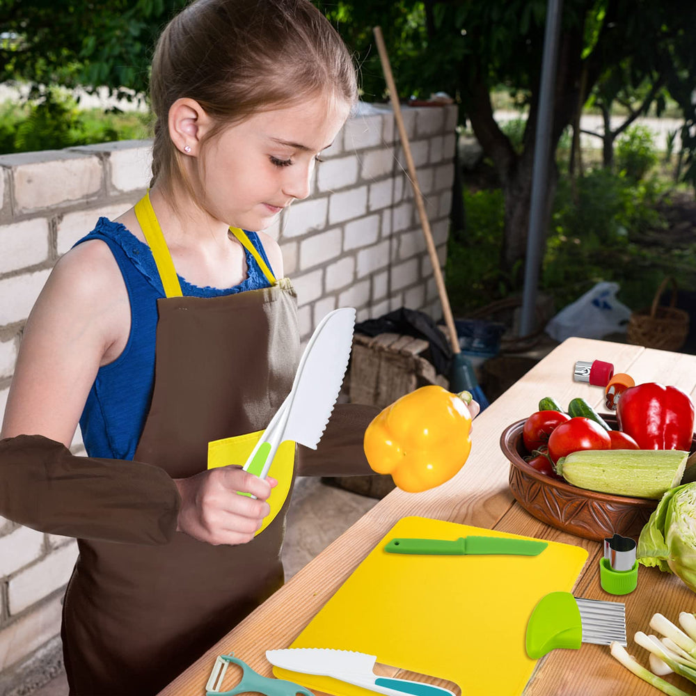 RISICULIS crinkle cutter adds safety and texture to kid-friendly chopping.