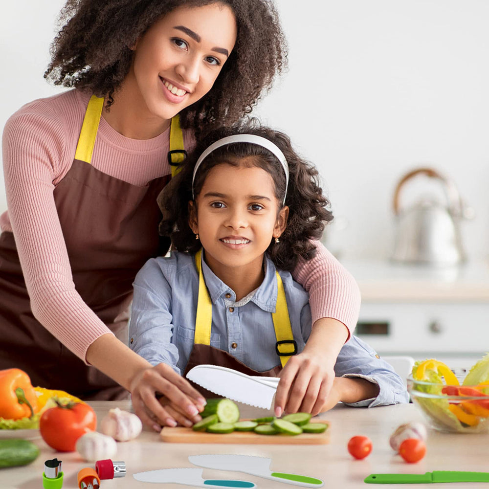 RISICULIS Y peeler helps kids peel safely with ergonomic grip.