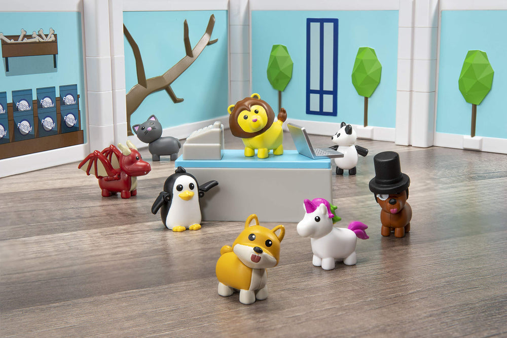 Roblox Pet Store packaging highlights includes iconic characters and deluxe play features.