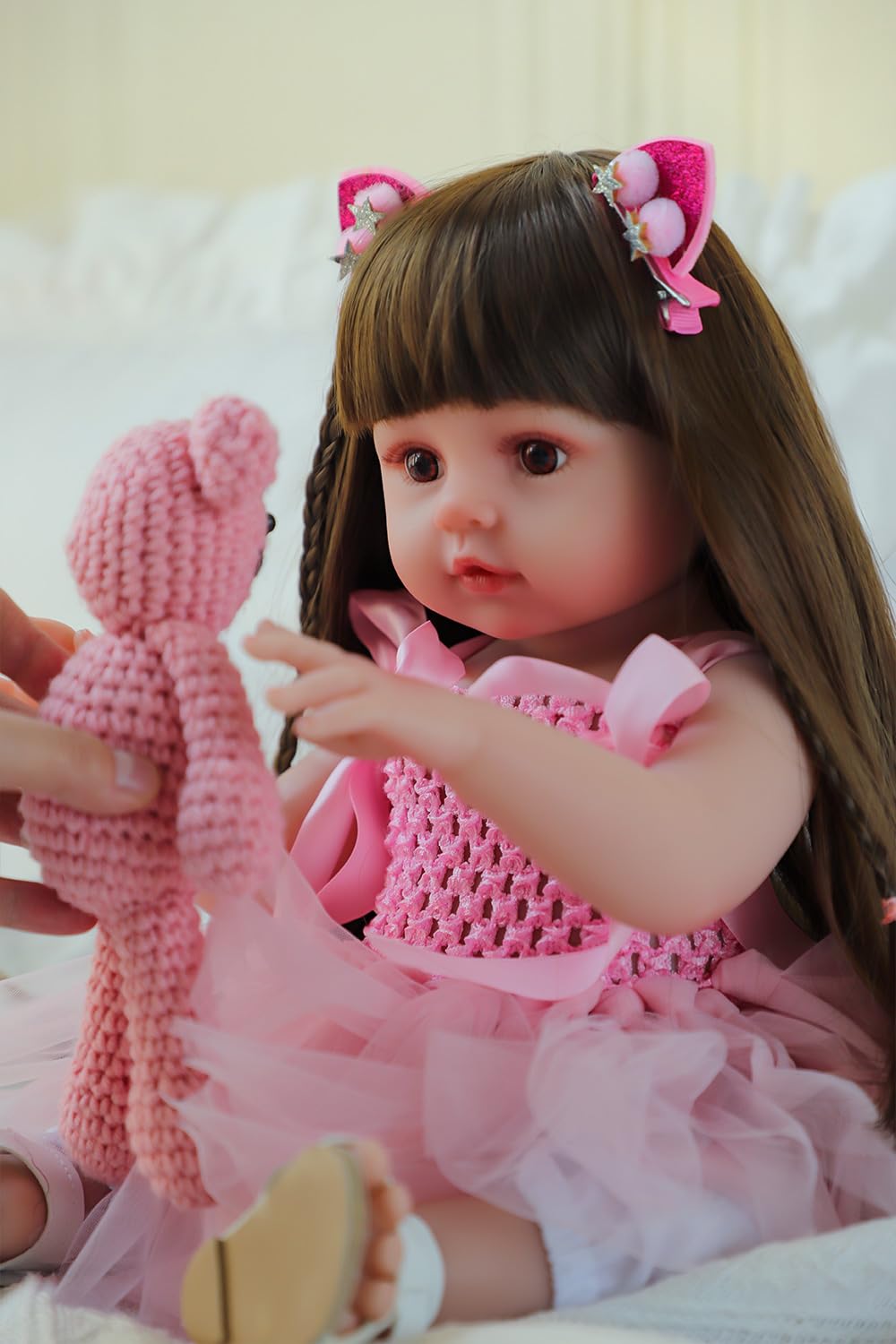 SCOM 18-inch doll size provides a tangible feel.