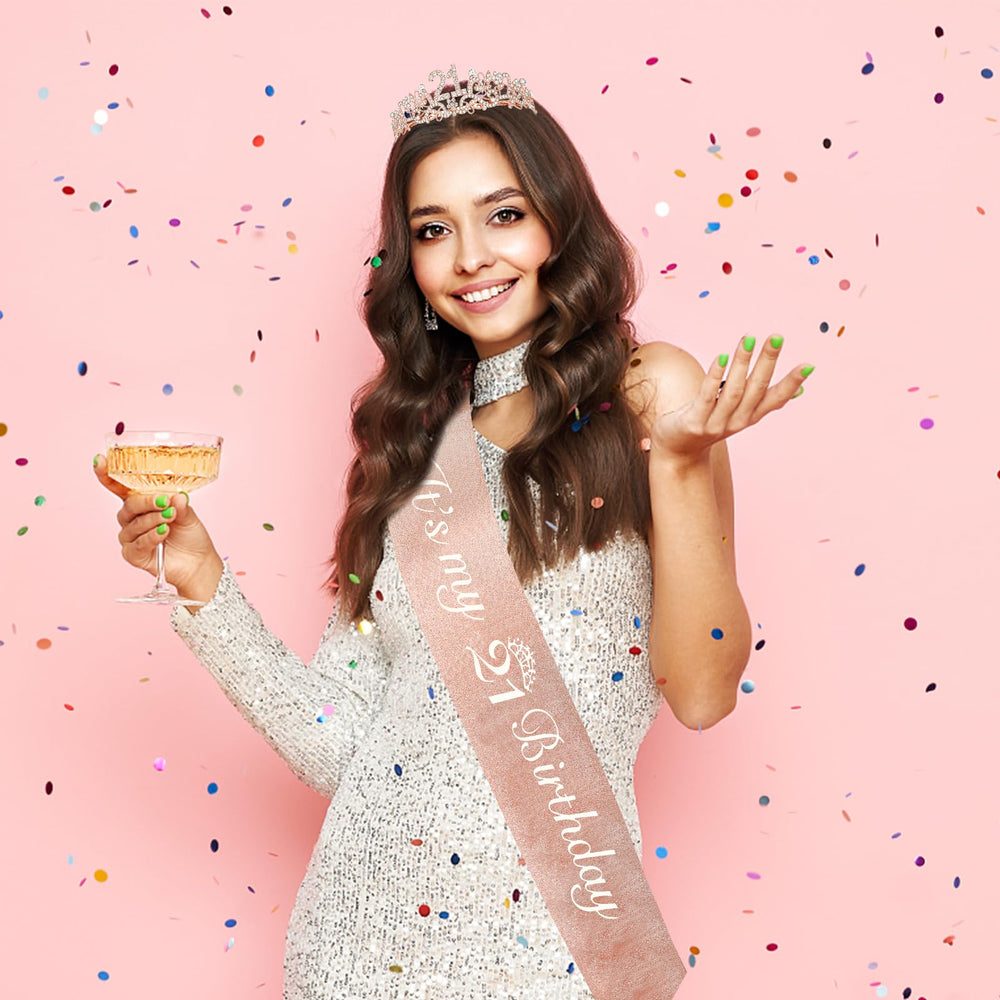 Semato crown features a secure comb to stay in place throughout the celebration.