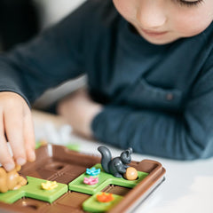 SmartGames Squirrels Go Nuts compact packaging enables easy storage.