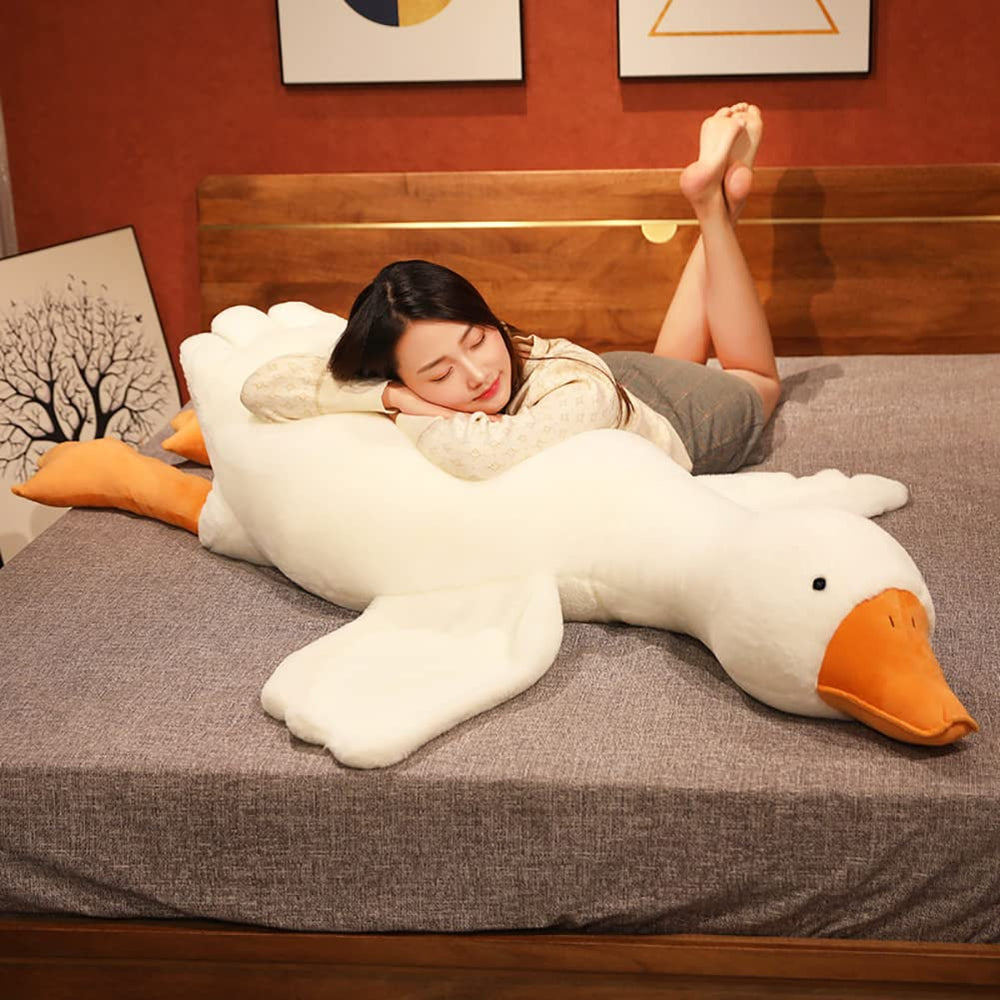 Srutirbo goose plush in nap position demonstrates comforting hug and security for bedtime.