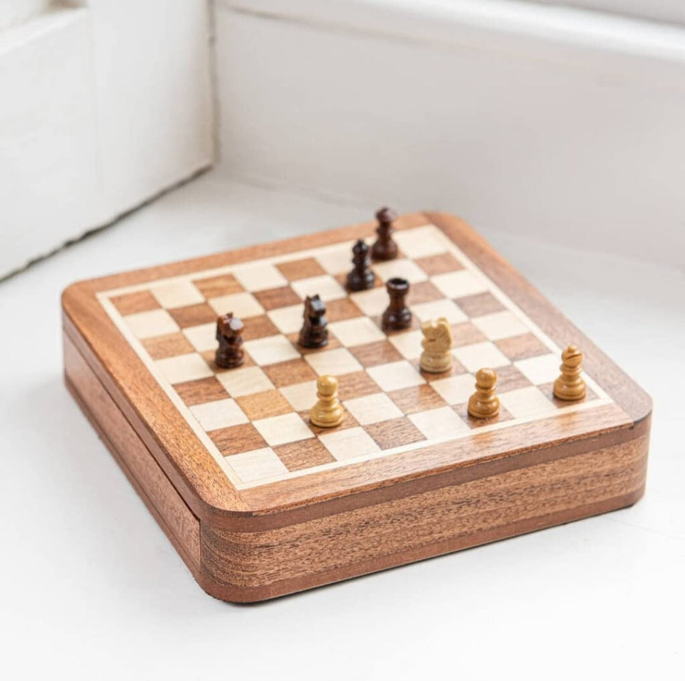 Star International magnetic chess pieces close-up for smooth play