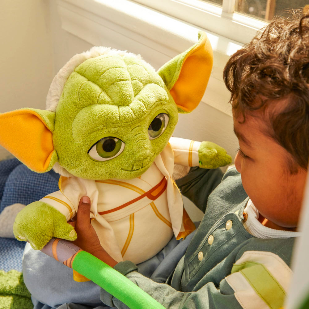 Star Wars Yoda plush stands 34 cm tall for portable play.