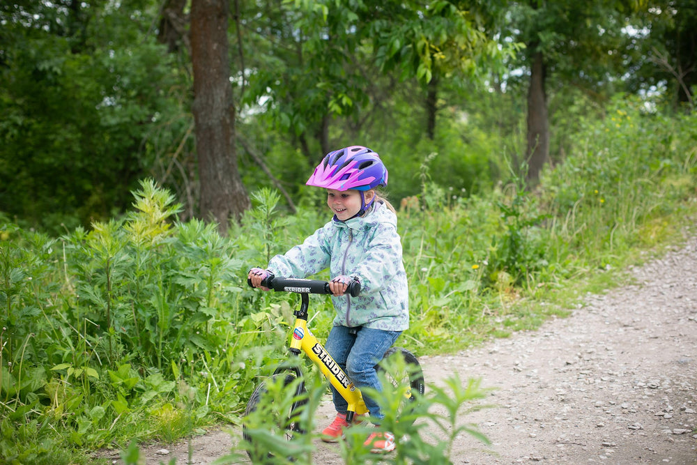 Performance footrest supports a natural stride on the balance bike.