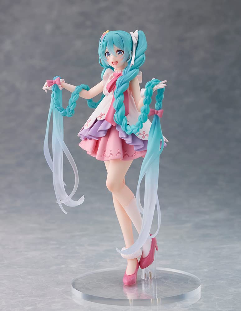 Taito Hatsune Miku Wonderland Rapunzel figure detail highlights fine sculpting.