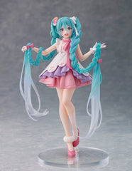 Taito Hatsune Miku Wonderland Rapunzel figure pose showcases vibrant colors.