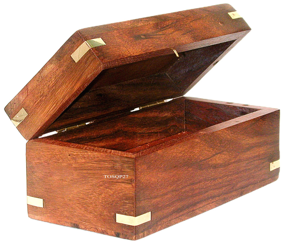 TOSQP27 detailed wood grain and natural finish complements festive setups