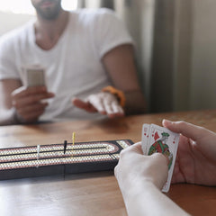 Uibyriy gift-ready cribbage set packaging, ideal for gatherings and gifts.