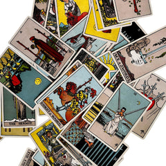 Close-up of Vieux Monde Express 1909 tarot card artwork highlighting original colors for authentic readings.