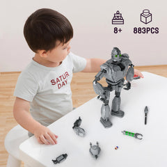 Vonado Iron Robot Build Set movable shoulders enable flexible play.