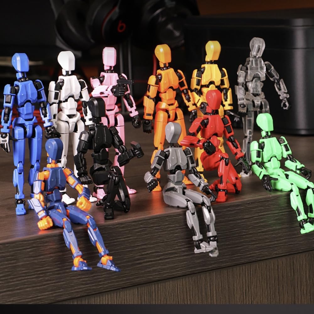 VZNYBL Titan13 includes three hands and four weapons for customization.