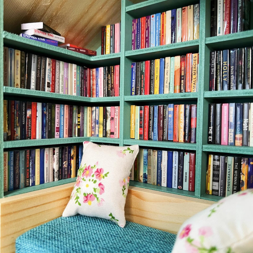 Wanheart gift-worthy mini bookshelf idea for book lovers and art fans.