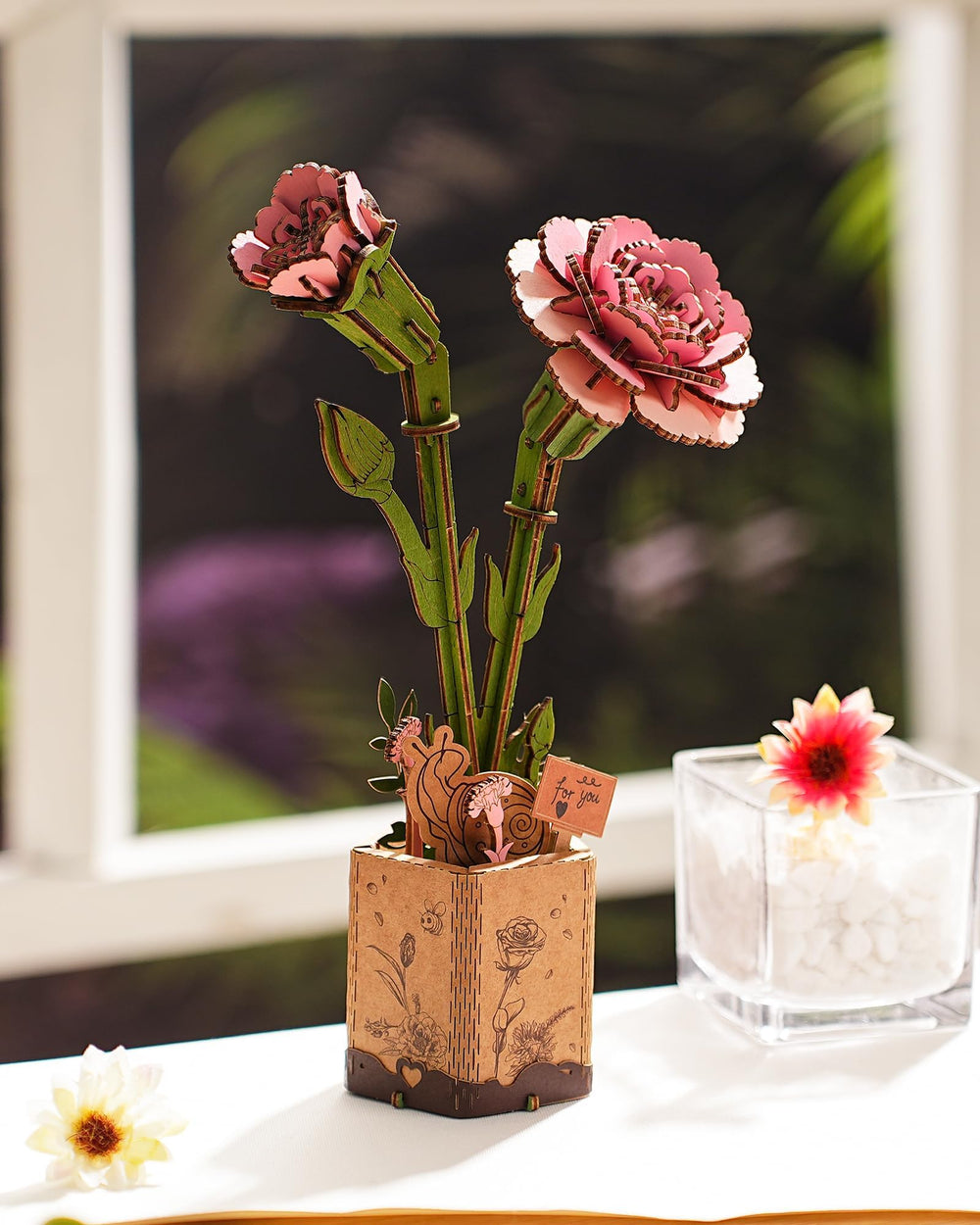 Wowood Puzzle workspace emphasizes calm focus during DIY with pink blooms.
