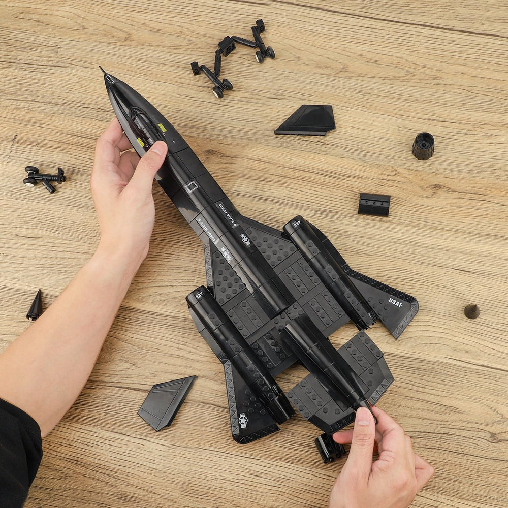 YYKNGYI SR-71 pieces offer versatile building fun
