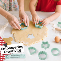 JIGQGY spatula enables gentle scraping and mixing during play baking