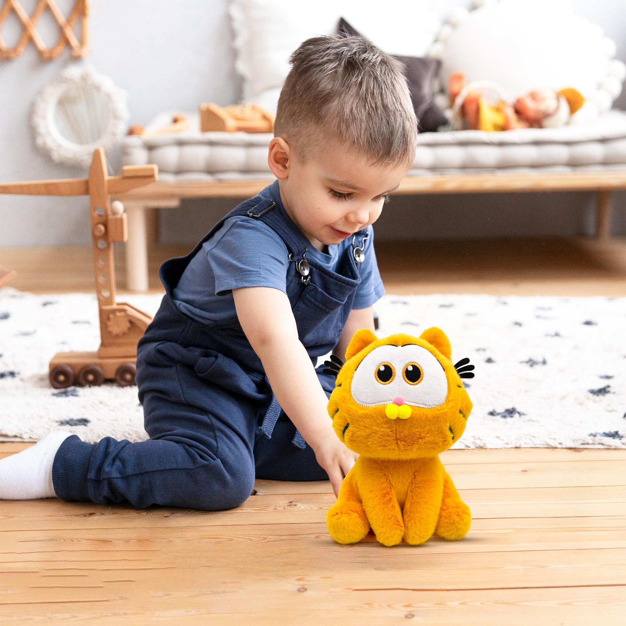 Adenzai Garfield plush hands and legs in classic pose for display.