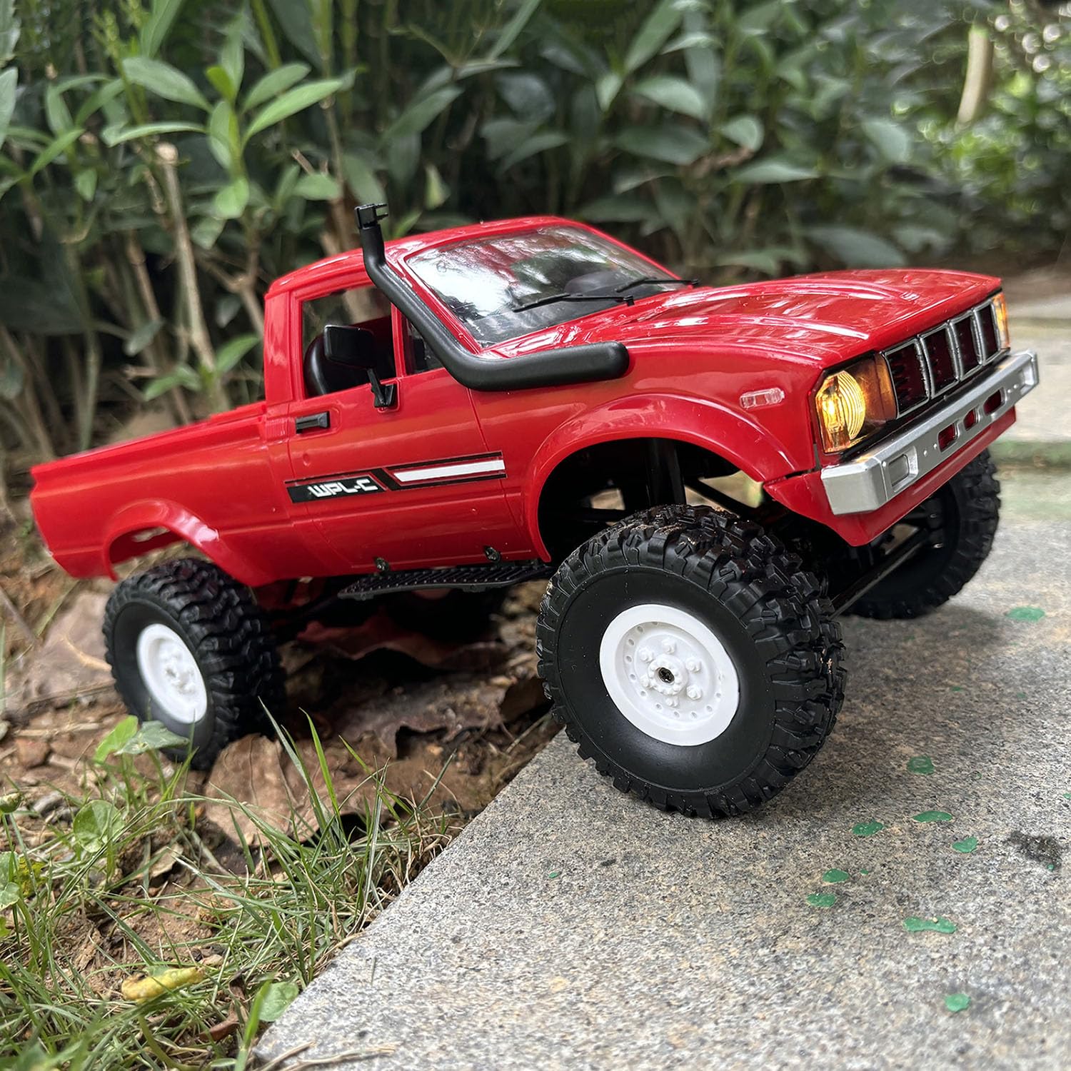 Apawband WPL C24 crawler four-suspension system in use.