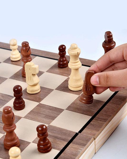 APYR AOMA magnetic chess pieces provide stable play on any surface.