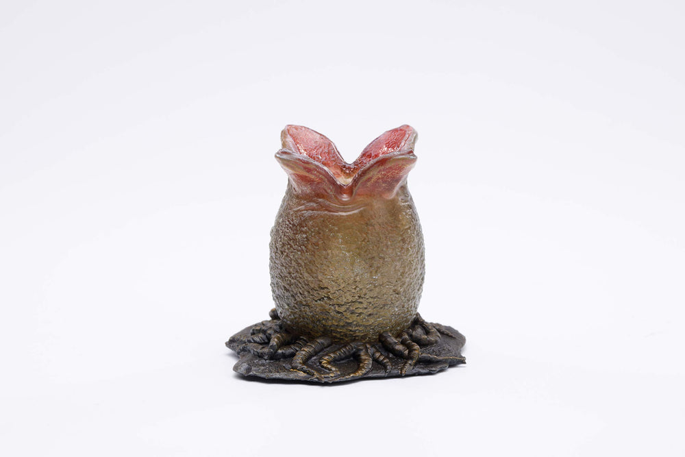 Hiya Toys Exquisite Mini Series facehugger close-up with detailed sculpt.