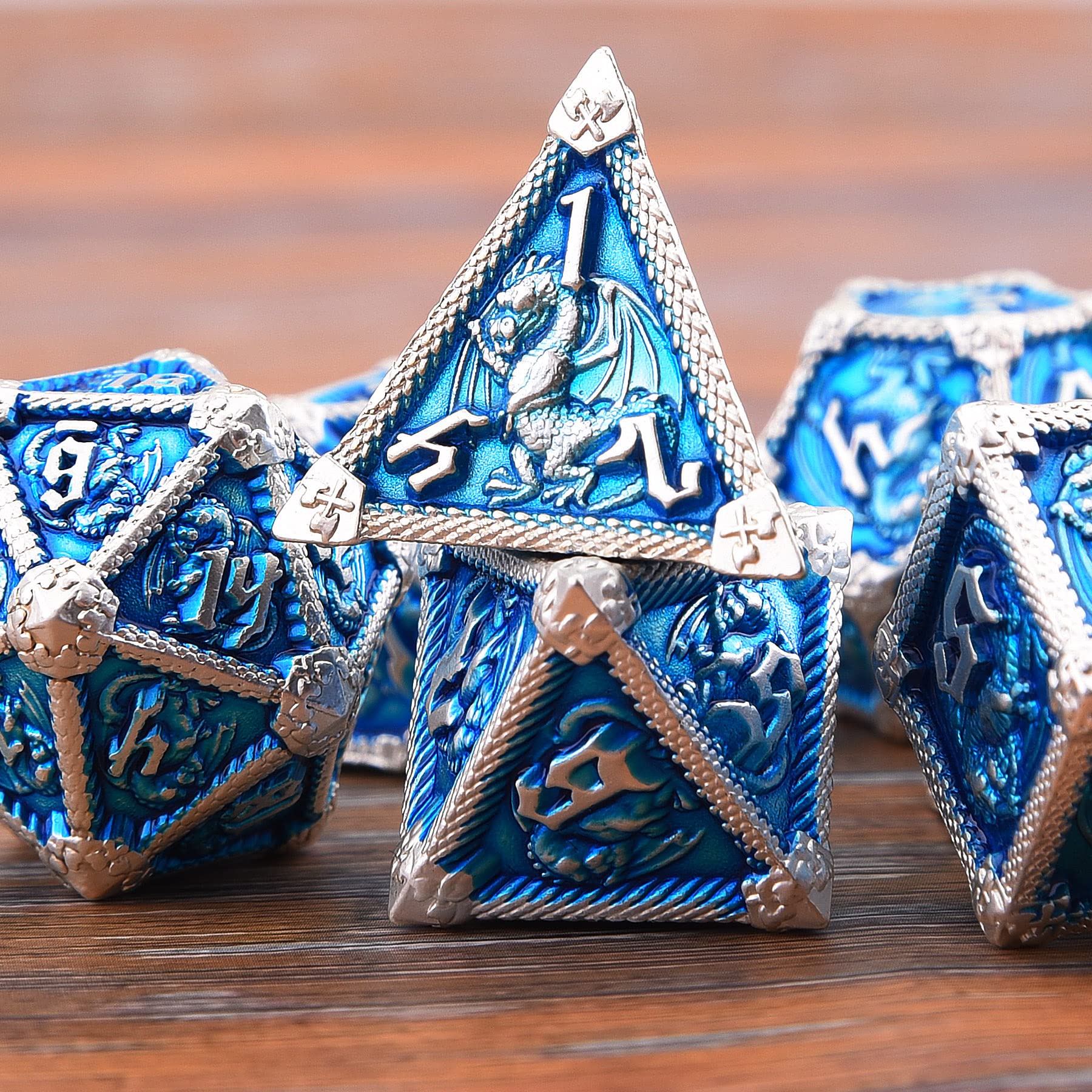 AUSTOR D20 rolling in action, smooth spin and balance.
