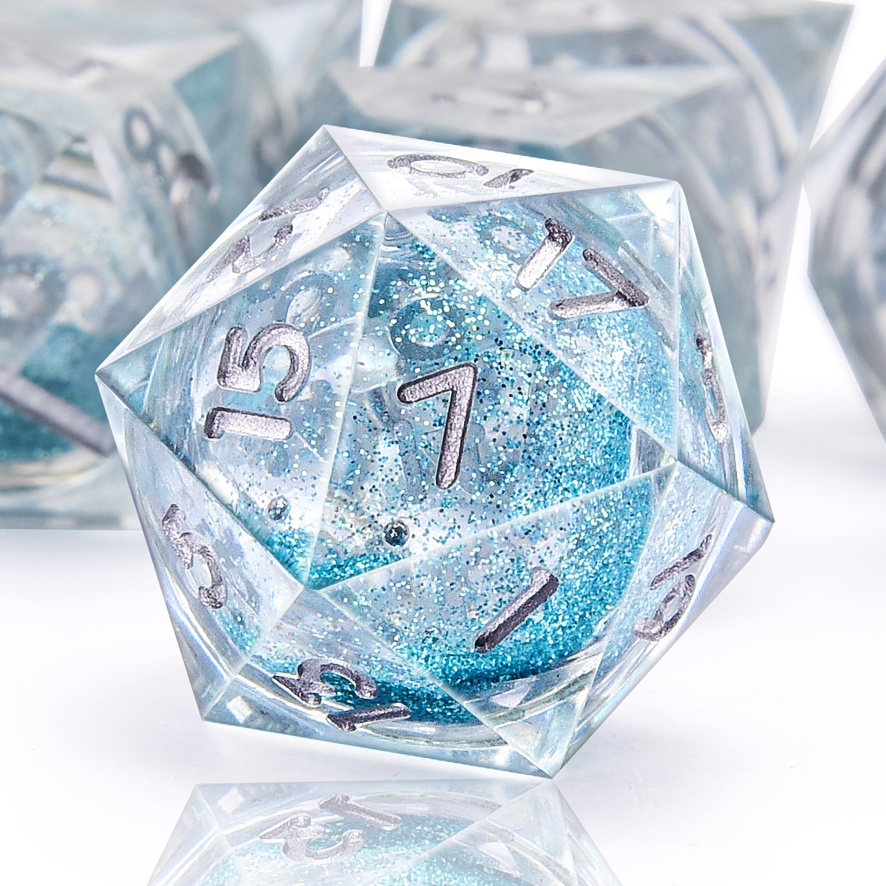 AUSTOR sharp-edge dice with a mirror finish and precise edges for clear readings.