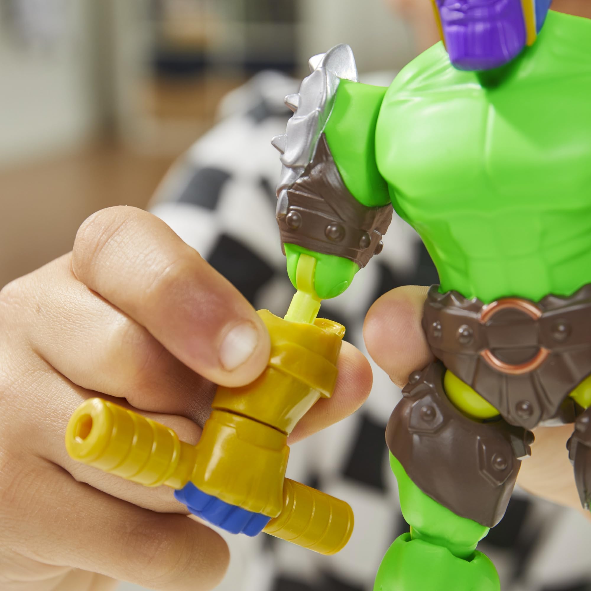 Avengers MixMashers spinning Thanos hand with baton adds flexible action poses.