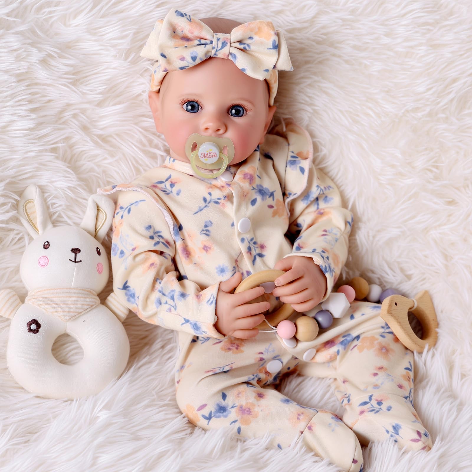 BABESIDE 17-inch soft vinyl body for easy handling and cuddly moments.