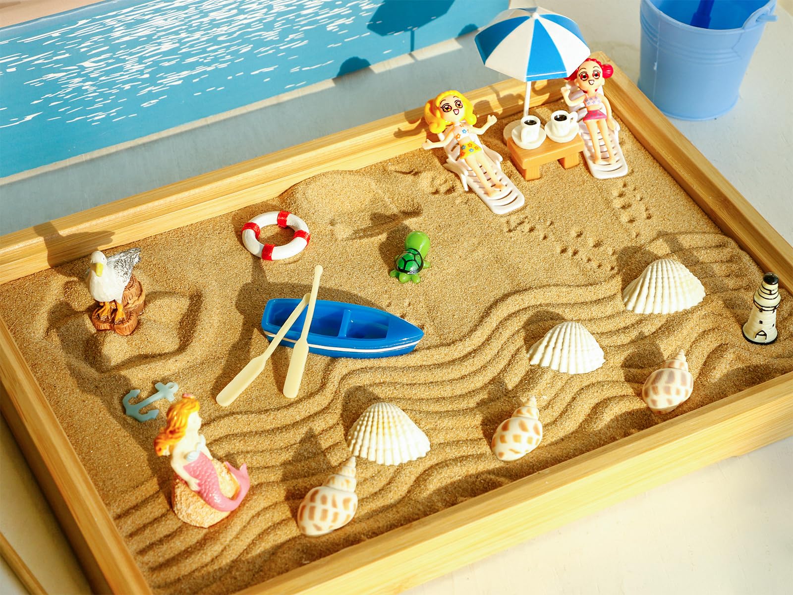 BangBangDa beach sand miniature with shells invites tactile relaxation right at your desk.