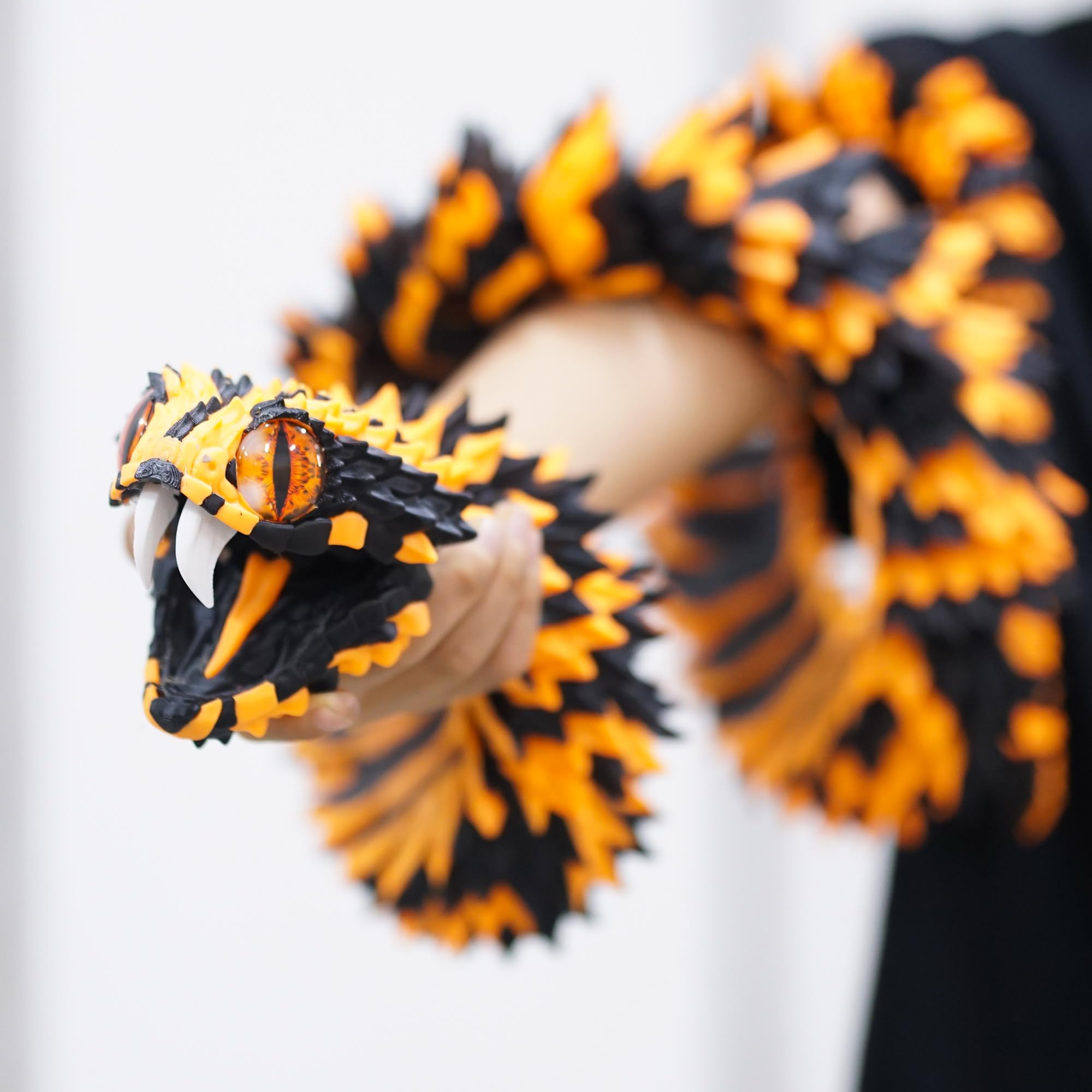 BANPIWOLG snake decor brightens desks and shelves as a striking centerpiece.