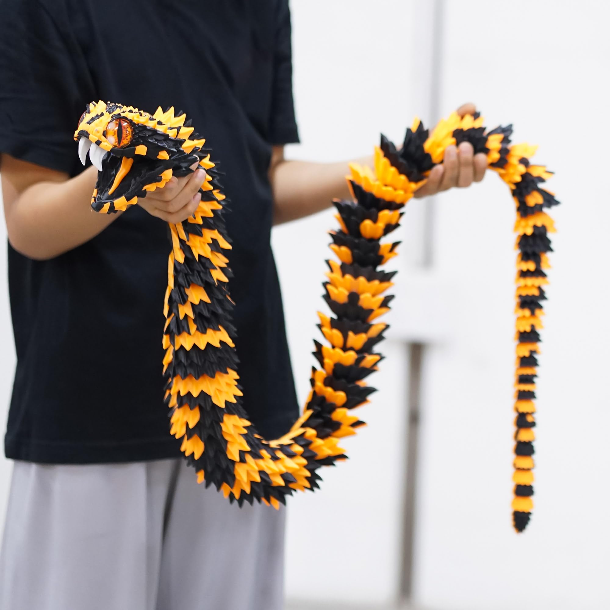 BANPIWOLG snake with flexible joints enhances display and playfulness.