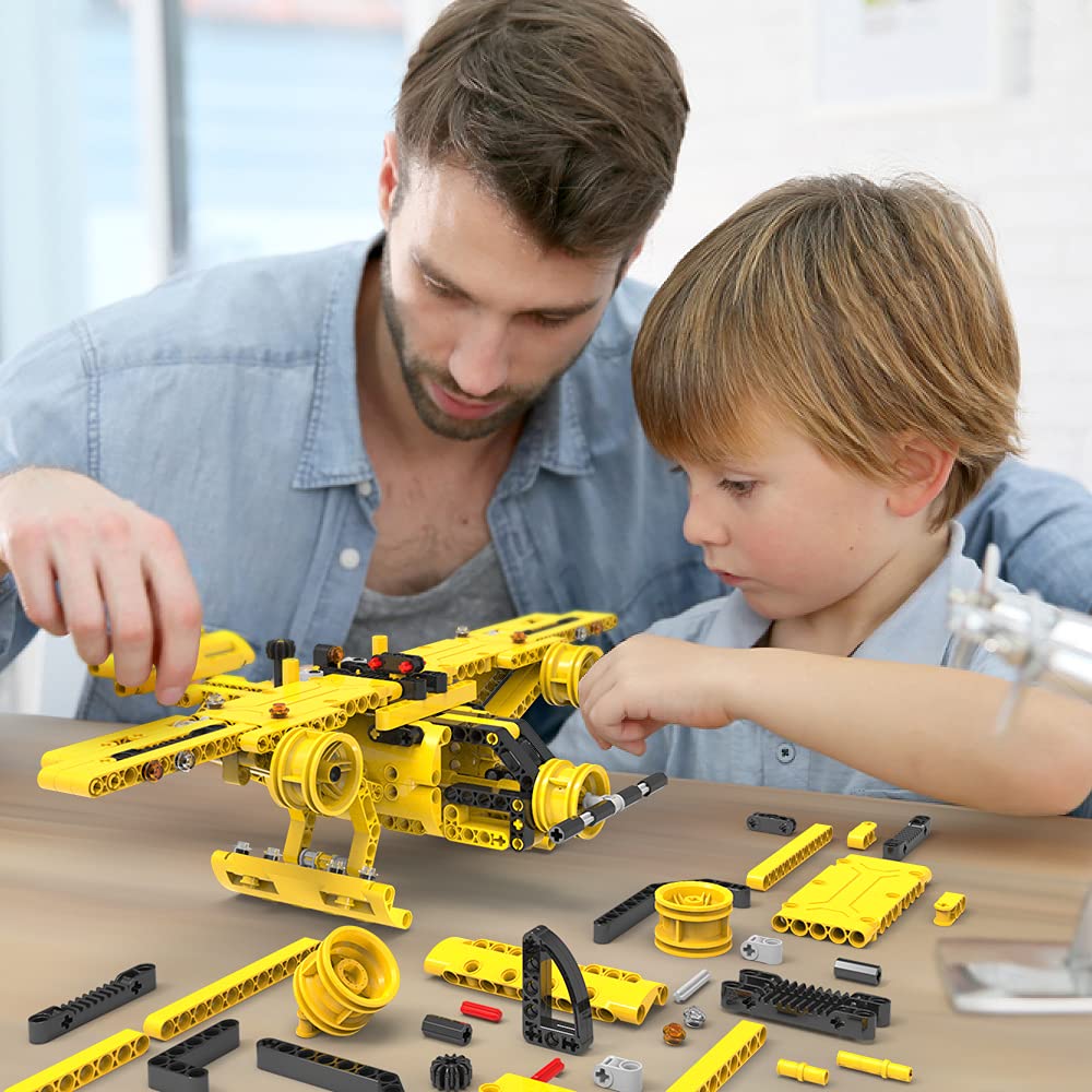 Baodlon STEM propeller plane model features rotating mechanisms for fine motor play.